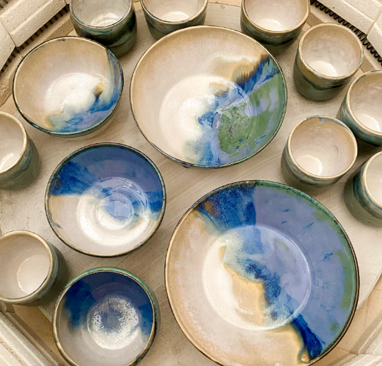 Plat en céramique émaillée bleue – vaisselle artisanale sur mesure